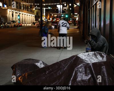Los Angeles, California, Stati Uniti. 30 dicembre 2025. Un senzatetto siede accanto alla sua tenda sul marciapiede nel centro di Los Angeles, California, Stati Uniti il 30 dicembre 2025. Crediti: Qiu Chen/Xinhua/Alamy Live News Foto Stock