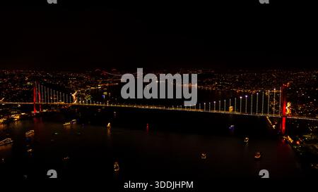 Fuochi d'artificio notturni sul Ponte sul Bosforo: Luci della città, barche e celebrazioni sul lungomare. Festa con fuochi d'artificio. Istanbul, Turchia Foto Stock
