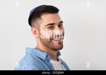 Primo piano ritratto di sorridente ebreo in kippa Foto Stock