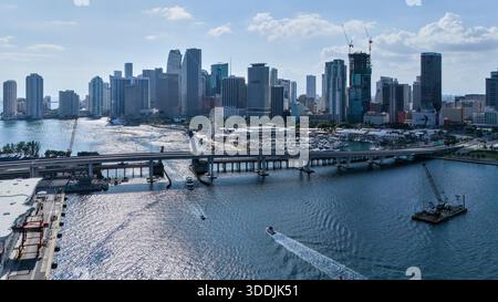 Ampia vista aerea con drone dello skyline del centro di Miami con ponte sulla baia Foto Stock