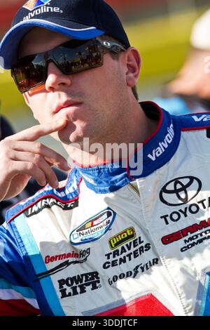 15 ottobre 2010, Concord, NC, Stati Uniti: Concord, NC USA - 15 ottobre 2010: Michael Annett aspetta di qualificarsi per la corsa Dollar General 300 al Charlotte Motor Speedway di Concord, NC. (Credit Image: © Walter G. Arce Sr./ASP via ZUMA Press Wire) SOLO PER USO EDITORIALE! Non per USO commerciale! Foto Stock