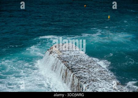 Onde che si infrangono sulle mura del porto, Collioure, cote vermielle, Catalogna, Francia meridionale Foto Stock
