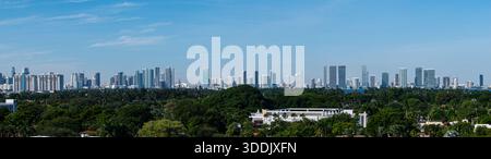 Ampia vista panoramica dello skyline del centro di Miami, Florida, vista da Miami Beach Foto Stock