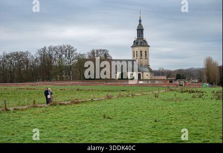 Vista del Parco Abdij van e della sua caratteristica torre, incastonata in un paesaggio collinare e verde a Kessel-lo, Lovanio, Vlaams-Brabant, Belgio. L'HIS Foto Stock
