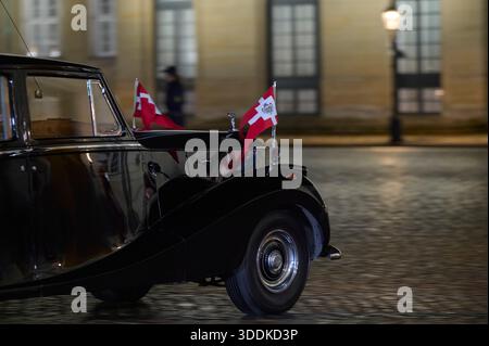 Copenaghen, Danimarca. 1 gennaio 2026. 2026-01-01 COPENHAGEN DENMARKDanish Royal Family: La coppia reale tiene la cena di Capodanno per il governo, il presidente del Folketing, i rappresentanti ufficiali della Danimarca e una parte della famiglia reale nel Palazzo reale di Amalienborg. Foto: Royal car, Copenhagen. FOTO: Stefan Lindblom/TT codice 20116 questo testo è tradotto automaticamente credito: TT News Agency/Alamy Live News Foto Stock