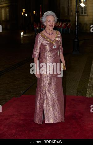 Copenaghen, Danimarca. 1 gennaio 2026. 2026-01-01 COPENHAGEN DENMARKDanish Royal Family: La coppia reale tiene la cena di Capodanno per il governo, il presidente del Folketing, i rappresentanti ufficiali della Danimarca e una parte della famiglia reale nel Palazzo reale di Amalienborg. Foto: Principessa Benedikte di Danimarca arrivo a cena. FOTO: Stefan Lindblom/TT codice 20116 questo testo è tradotto automaticamente credito: TT News Agency/Alamy Live News Foto Stock