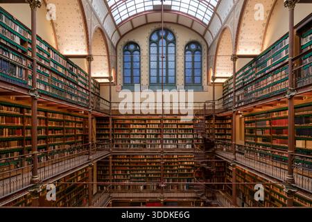 Gli interni della storica Cuypers Library del Rijksmuseum di Amsterdam, con soffitto a volta e collezione di libri antichi Foto Stock