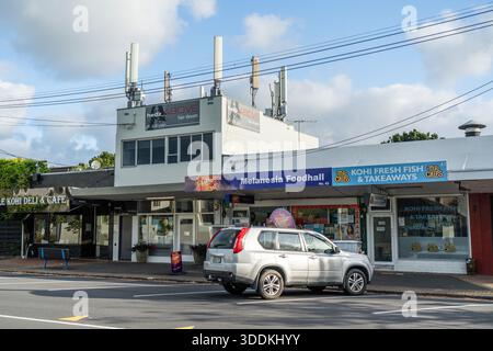 Torri per telefoni cellulari e pannelli per antenne montati sul tetto di un edificio commerciale, che mette in evidenza le infrastrutture di telecomunicazione urbane, con Foto Stock