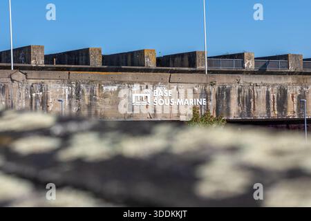 Saint Nazaire, Francia - 4 agosto 2025: Ingresso di una base sottomarina a Saint Nazaire, Bretagna, con logo e testo BASE SOUS-MARINE su una S di cemento Foto Stock