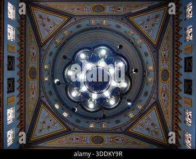 Lampadario presso la Prayer Hall della grande Moschea di Jumairah, Dubai, Emirato di Dubai, Emirati Arabi Uniti Foto Stock