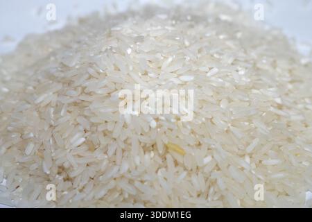 Riso macinato su sfondo bianco Foto Stock