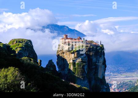 Meteora è una regione rocciosa con monasteri vicino a Kalambaka, in Grecia. Foto Stock