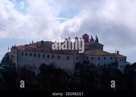 Meteora è una regione rocciosa con monasteri vicino a Kalambaka, in Grecia. Foto Stock