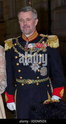 Copenaghen, Danimarca. 1 gennaio 2026. 2026-01-01 COPENHAGEN DENMARKDanish Royal Family: La coppia reale tiene la cena di Capodanno per il governo, il presidente del Folketing, i rappresentanti ufficiali della Danimarca e una parte della famiglia reale nel Palazzo reale di Amalienborg. Immagine: Re Frederik di Danimarca FOTO: Stefan Lindblom/TT codice 20116 questo testo è tradotto automaticamente credito: TT News Agency/Alamy Live News Foto Stock