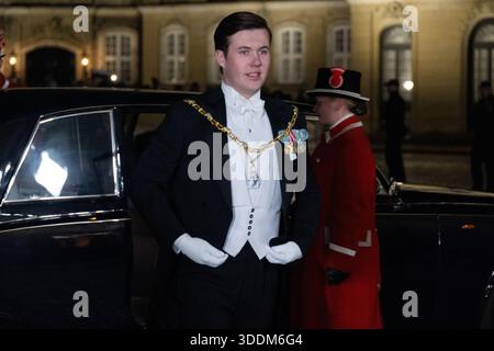Copenaghen, Danimarca. 1 gennaio 2026. Il principe ereditario Cristiano arriva all'argine e al banchetto di Capodanno della coppia reale al Palazzo di Cristiano VII al Castello di Amalienborg a Copenaghen, Danimarca, il 1 gennaio 2026. (Foto di Kristian Tuxen Ladegaard Berg/NurPhoto) credito: NurPhoto SRL/Alamy Live News Foto Stock