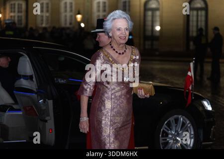 Copenaghen, Danimarca. 1 gennaio 2026. La Principessa Benedikte arriva all'argine e al banchetto di Capodanno della coppia reale al Palazzo di Cristiano VII nel Castello di Amalienborg a Copenaghen, Danimarca, il 1° gennaio 2026. (Foto di Kristian Tuxen Ladegaard Berg/NurPhoto) credito: NurPhoto SRL/Alamy Live News Foto Stock