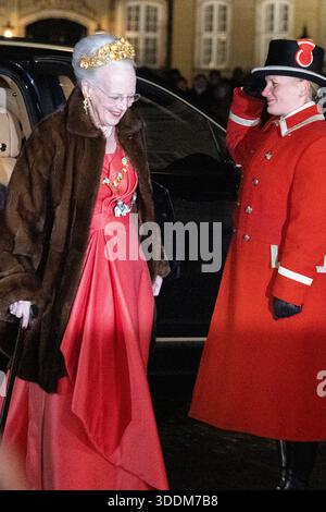 Copenaghen, Danimarca. 1 gennaio 2026. La regina Margrethe arriva all'argine e al banchetto di Capodanno della coppia reale al Palazzo Cristiano VII nel Castello di Amalienborg a Copenaghen, Danimarca, il 1 gennaio 2026. (Foto di Kristian Tuxen Ladegaard Berg/NurPhoto) credito: NurPhoto SRL/Alamy Live News Foto Stock