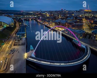 Gateshead Millennium Bridge, Newcastle, Inghilterra, Regno Unito Foto Stock