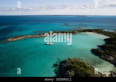 Vista aerea dei catamarani ancorati in acque turchesi poco profonde Foto Stock