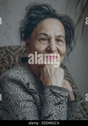 Ritratto di una donna anziana che guarda la macchina fotografica Foto Stock