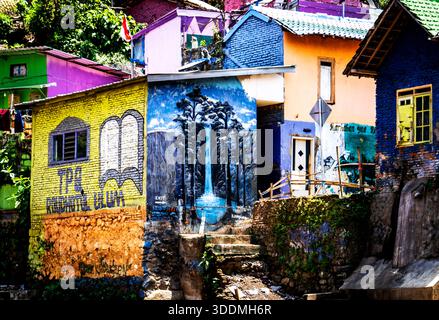 Case colorate con murales in un quartiere vivace. Foto Stock