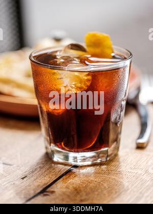 Preparare il caffè freddo in un bicchiere con ghiaccio Foto Stock