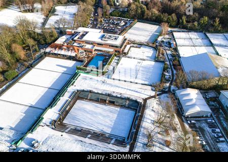 Edgbaston, Birmingham 2 gennaio 2026 - l'Edgbaston Priory Tennis Club è stato colpito dalla neve, colpendo tutti tranne un nuotatore solitario fuori. - Neve sui tetti nella zona di Edgbaston a Birmingham come un turbinio si sistemò durante la notte. L'Edgbaston Priory Tennis Club è stato colpito e un nuotatore solitario ha apprezzato la piscina riscaldata all'aperto circondata da campi da tennis coperti di neve. Grandi campi della, chiusi per Natale, la scuola privata Priory (Edgbaston) sembrava un biglietto di Natale e lo skyline di Birmingham sembrava audace contro un cielo fresco con tetti innevati che vi conducevano. I Warwickshire Bears Edgbaston Stad Foto Stock