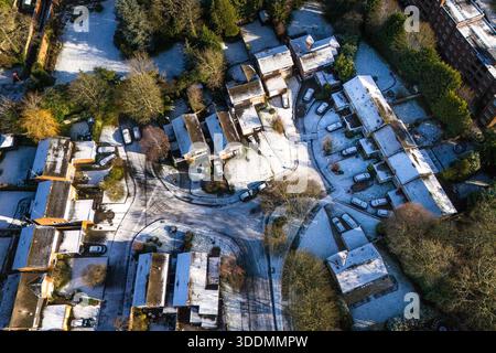 Edgbaston, Birmingham 2 gennaio 2026 - neve sui tetti nella zona di Edgbaston a Birmingham come un trambusto si stabilirono durante la notte. L'Edgbaston Priory Tennis Club è stato colpito e un nuotatore solitario ha apprezzato la piscina riscaldata all'aperto circondata da campi da tennis coperti di neve. Grandi campi della, chiusi per Natale, la scuola privata Priory (Edgbaston) sembrava un biglietto di Natale e lo skyline di Birmingham sembrava audace contro un cielo fresco con tetti innevati che vi conducevano. Anche il campo da cricket Warwickshire Bears Edgbaston Stadium sembrava ghiacciato. L'edificio è attualmente parzialmente demolito come t Foto Stock