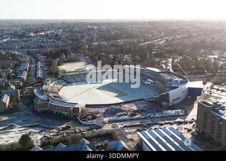 Edgbaston, Birmingham 2 gennaio 2026 - anche il Warwickshire Bears Edgbaston Stadium è ghiacciato. - Neve sui tetti nella zona di Edgbaston a Birmingham come un turbinio si sistemò durante la notte. L'Edgbaston Priory Tennis Club è stato colpito e un nuotatore solitario ha apprezzato la piscina riscaldata all'aperto circondata da campi da tennis coperti di neve. Grandi campi della, chiusi per Natale, la scuola privata Priory (Edgbaston) sembrava un biglietto di Natale e lo skyline di Birmingham sembrava audace contro un cielo fresco con tetti innevati che vi conducevano. Il Warwickshire Bears Edgbaston Stadium cricket Foto Stock