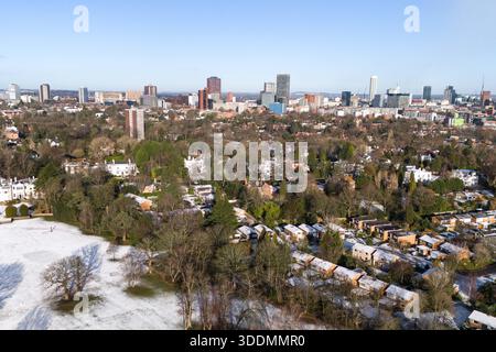 Edgbaston, Birmingham 2 gennaio 2026 - neve sui tetti nella zona di Edgbaston a Birmingham come un trambusto si stabilirono durante la notte. L'Edgbaston Priory Tennis Club è stato colpito e un nuotatore solitario ha apprezzato la piscina riscaldata all'aperto circondata da campi da tennis coperti di neve. Grandi campi della, chiusi per Natale, la scuola privata Priory (Edgbaston) sembrava un biglietto di Natale e lo skyline di Birmingham sembrava audace contro un cielo fresco con tetti innevati che vi conducevano. Anche il campo da cricket Warwickshire Bears Edgbaston Stadium sembrava ghiacciato. L'edificio è attualmente parzialmente demolito come t Foto Stock