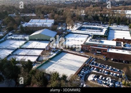 Edgbaston, Birmingham 2 gennaio 2026 - l'Edgbaston Priory Tennis Club è stato colpito dalla neve, colpendo tutti tranne un nuotatore solitario fuori. - Neve sui tetti nella zona di Edgbaston a Birmingham come un turbinio si sistemò durante la notte. L'Edgbaston Priory Tennis Club è stato colpito e un nuotatore solitario ha apprezzato la piscina riscaldata all'aperto circondata da campi da tennis coperti di neve. Grandi campi della, chiusi per Natale, la scuola privata Priory (Edgbaston) sembrava un biglietto di Natale e lo skyline di Birmingham sembrava audace contro un cielo fresco con tetti innevati che vi conducevano. I Warwickshire Bears Edgbaston Stad Foto Stock