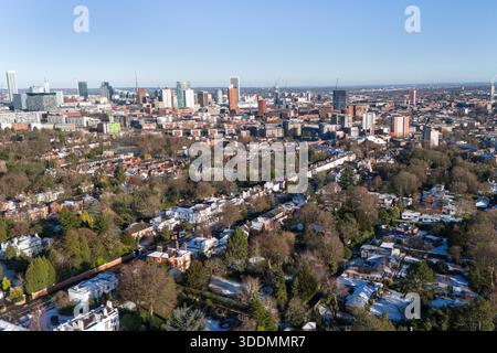 Edgbaston, Birmingham 2 gennaio 2026 - neve sui tetti nella zona di Edgbaston a Birmingham come un trambusto si stabilirono durante la notte. L'Edgbaston Priory Tennis Club è stato colpito e un nuotatore solitario ha apprezzato la piscina riscaldata all'aperto circondata da campi da tennis coperti di neve. Grandi campi della, chiusi per Natale, la scuola privata Priory (Edgbaston) sembrava un biglietto di Natale e lo skyline di Birmingham sembrava audace contro un cielo fresco con tetti innevati che vi conducevano. Anche il campo da cricket Warwickshire Bears Edgbaston Stadium sembrava ghiacciato. L'edificio è attualmente parzialmente demolito come t Foto Stock