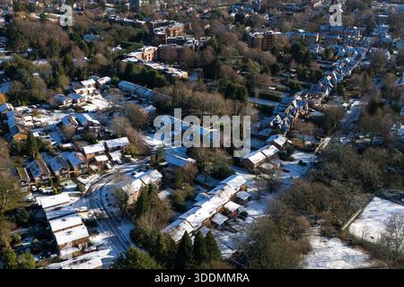 Edgbaston, Birmingham 2 gennaio 2026 - neve sui tetti nella zona di Edgbaston a Birmingham come un trambusto si stabilirono durante la notte. L'Edgbaston Priory Tennis Club è stato colpito e un nuotatore solitario ha apprezzato la piscina riscaldata all'aperto circondata da campi da tennis coperti di neve. Grandi campi della, chiusi per Natale, la scuola privata Priory (Edgbaston) sembrava un biglietto di Natale e lo skyline di Birmingham sembrava audace contro un cielo fresco con tetti innevati che vi conducevano. Anche il campo da cricket Warwickshire Bears Edgbaston Stadium sembrava ghiacciato. L'edificio è attualmente parzialmente demolito come t Foto Stock