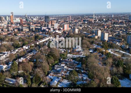Edgbaston, Birmingham 2 gennaio 2026 - neve sui tetti nella zona di Edgbaston a Birmingham come un trambusto si stabilirono durante la notte. L'Edgbaston Priory Tennis Club è stato colpito e un nuotatore solitario ha apprezzato la piscina riscaldata all'aperto circondata da campi da tennis coperti di neve. Grandi campi della, chiusi per Natale, la scuola privata Priory (Edgbaston) sembrava un biglietto di Natale e lo skyline di Birmingham sembrava audace contro un cielo fresco con tetti innevati che vi conducevano. Anche il campo da cricket Warwickshire Bears Edgbaston Stadium sembrava ghiacciato. L'edificio è attualmente parzialmente demolito come t Foto Stock