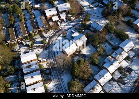 Edgbaston, Birmingham 2 gennaio 2026 - neve sui tetti nella zona di Edgbaston a Birmingham come un trambusto si stabilirono durante la notte. L'Edgbaston Priory Tennis Club è stato colpito e un nuotatore solitario ha apprezzato la piscina riscaldata all'aperto circondata da campi da tennis coperti di neve. Grandi campi della, chiusi per Natale, la scuola privata Priory (Edgbaston) sembrava un biglietto di Natale e lo skyline di Birmingham sembrava audace contro un cielo fresco con tetti innevati che vi conducevano. Anche il campo da cricket Warwickshire Bears Edgbaston Stadium sembrava ghiacciato. L'edificio è attualmente parzialmente demolito come t Foto Stock