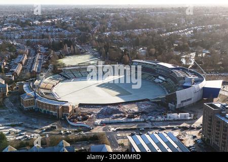 Edgbaston, Birmingham 2 gennaio 2026 - anche il Warwickshire Bears Edgbaston Stadium è ghiacciato. - Neve sui tetti nella zona di Edgbaston a Birmingham come un turbinio si sistemò durante la notte. L'Edgbaston Priory Tennis Club è stato colpito e un nuotatore solitario ha apprezzato la piscina riscaldata all'aperto circondata da campi da tennis coperti di neve. Grandi campi della, chiusi per Natale, la scuola privata Priory (Edgbaston) sembrava un biglietto di Natale e lo skyline di Birmingham sembrava audace contro un cielo fresco con tetti innevati che vi conducevano. Il Warwickshire Bears Edgbaston Stadium cricket Foto Stock