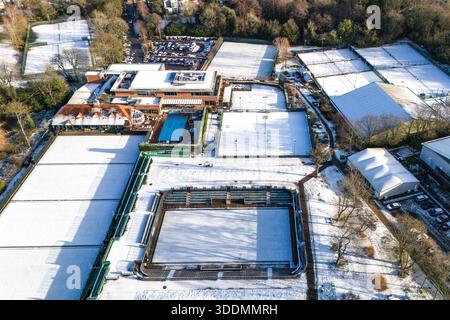 Edgbaston, Birmingham 2 gennaio 2026 - l'Edgbaston Priory Tennis Club è stato colpito dalla neve, colpendo tutti tranne un nuotatore solitario fuori. - Neve sui tetti nella zona di Edgbaston a Birmingham come un turbinio si sistemò durante la notte. L'Edgbaston Priory Tennis Club è stato colpito e un nuotatore solitario ha apprezzato la piscina riscaldata all'aperto circondata da campi da tennis coperti di neve. Grandi campi della, chiusi per Natale, la scuola privata Priory (Edgbaston) sembrava un biglietto di Natale e lo skyline di Birmingham sembrava audace contro un cielo fresco con tetti innevati che vi conducevano. I Warwickshire Bears Edgbaston Stad Foto Stock