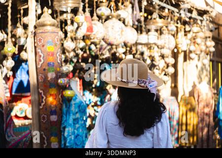 Foto di una donna turistica che esplora il mercato locale della ceramica in Turchia, Istanbul, una ragazza che esplora i mercati locali durante il suo viaggio in Turchia, dietro l'angolo Foto Stock