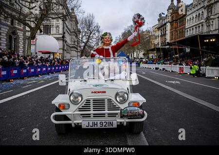 LONDRA, REGNO UNITO. 1 gennaio: I Mini Mokes e Miss Christmas durante la parata di Capodanno 2026 a Londra. Organizzato e supportato dal sindaco di Londra, dalla Greater London Authority e dalla City of Westminster a Piccadilly, Regents St, St James's, Pall Mall, Trafalgar Squaure e Whitehall giovedì 1 gennaio 2026. LONDRA, INGHILTERRA. Crediti: Taka G Wu/Alamy Live News Foto Stock