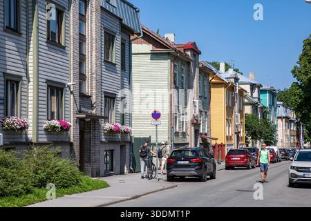 Edifici residenziali in legno lungo il tonno di Valgevase in una soleggiata giornata estiva nel quartiere Kalamaja di Tallinn, Estonia Foto Stock
