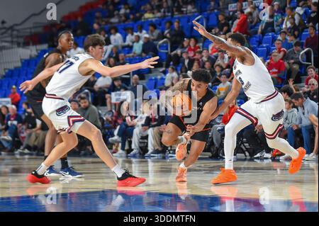 Boca Raton, Stati Uniti. 31 dicembre 2025. La guardia UTSA Austin Nunez (2) dribbla la palla tra la guardia della FAU Kanaan Carlyle (18) e Xander Pintelon (17) durante una partita tra UTSA e Florida Atlantic alla Eleanor R. Baldwin Arena di Boca Raton, FL il 31 dicembre 2025 (foto di: Rick Munroe/Sipa USA) credito: SIPA USA/Alamy Live News Foto Stock