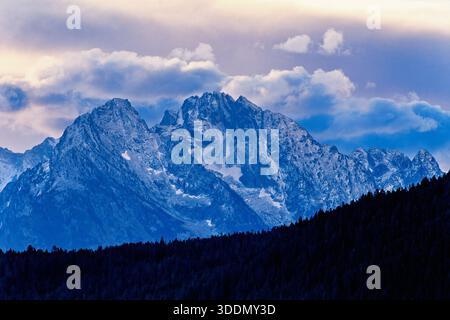 Vista panoramica del paesaggio con neve fresca su un'alta montagna delle montagne rocciose Foto Stock