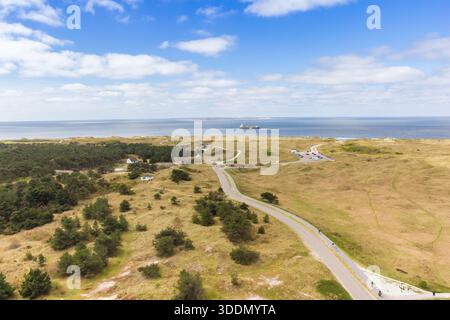 Vista aerea sulla strada attraverso le dune di Ameland, Paesi Bassi Foto Stock