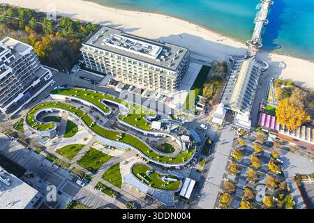 Un paesaggio soleggiato che si affaccia sul quartiere centrale della località turistica di Miedzyzdroje. Polonia Foto Stock