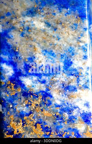 Primo piano del lapis lazuli, sfondo in armonia con pietre preziose di cristallo oro e blu Foto Stock