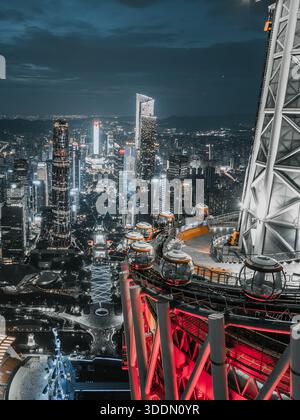 Veduta aerea del paesaggio urbano illuminato, con grattacieli torreggianti che perforano il cielo notturno, la Torre di Guangzhou alta, Guangzhou, Guangzhou, Cina Foto Stock