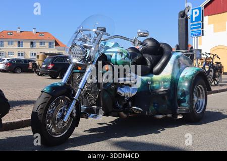 Un trike americano Boss Hoss dotato di un motore V8 di grande capacità e di una classica carrozzeria posteriore Ford roadster del '32 con murales artistici Airbrushed Fantasy. Foto Stock