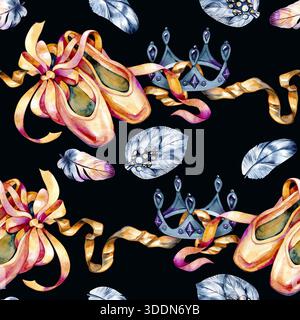Grazioso motivo ad acquerello senza cuciture con scarpe da balletto pointe, corone, nastri e piume morbide. Composizione delicata e sognante ispirata a Foto Stock