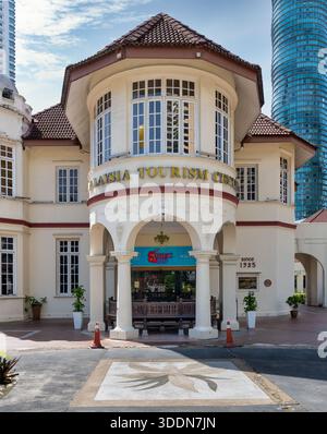 Kuala Lumpur, Malesia - marzo. 1, 2025: Edificio storico coloniale Malesia Tourism Centre con architettura coloniale e un moderno grattacielo sullo sfondo Foto Stock