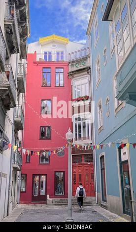 Dove i ciottoli incontrano il colore: Un viaggio inizia nel vicolo di Porto (Porto, Portogallo: 26 dicembre 2025) Foto Stock